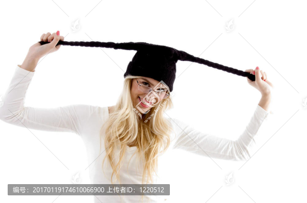 羊毛帽微笑女人的正面觀