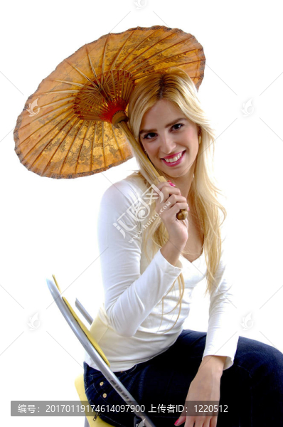 幸福少婦抱傘的側(cè)視圖