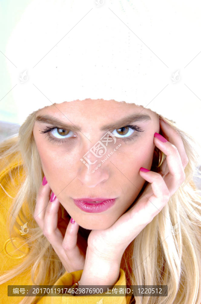 女性看待相機(jī)的前視圖