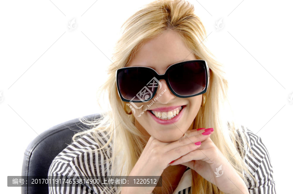 戴太陽鏡的微笑女人肖像