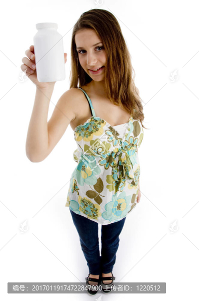 漂亮的女人拿著白瓶