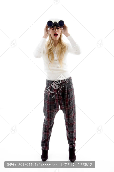 透過(guò)雙筒望遠(yuǎn)鏡看女人的正面觀(guān)