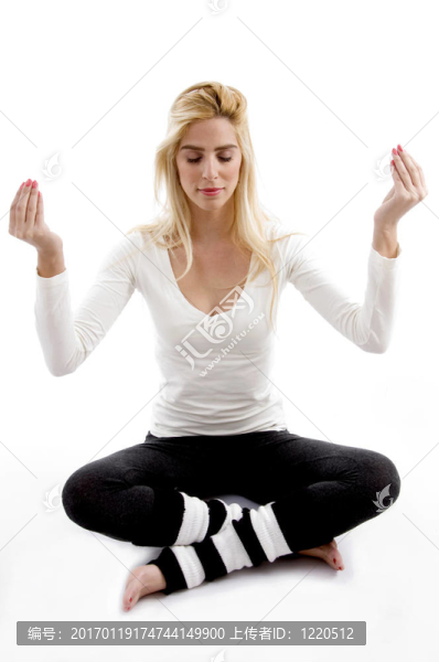 女性練習(xí)瑜伽的前視圖