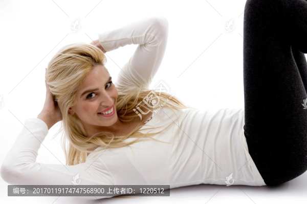 微笑女性做運(yùn)動(dòng)的側(cè)視圖