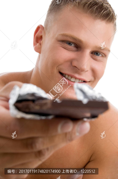 肌肉男子提供巧克力
