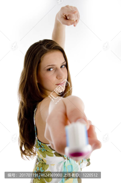 漂亮的年輕女人帶牙刷
