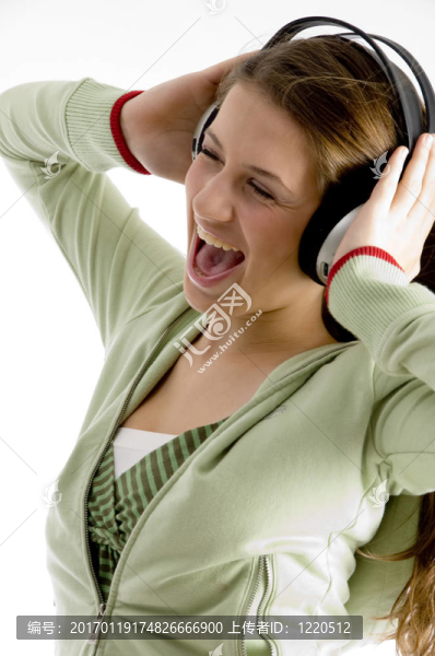女人在聽音樂的時候喊叫