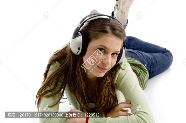 美麗的年輕女性享受音樂