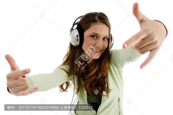 女性聽音樂和表現(xiàn)手勢