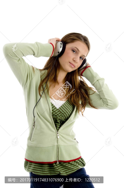 美麗的時(shí)尚女孩欣賞音樂