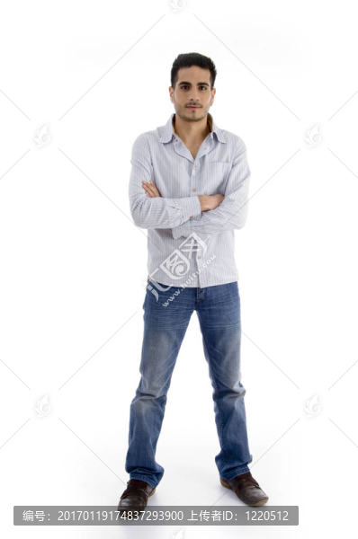 站著的英俊男子，雙臂交叉