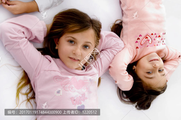 高角度看小妹妹看相機(jī)