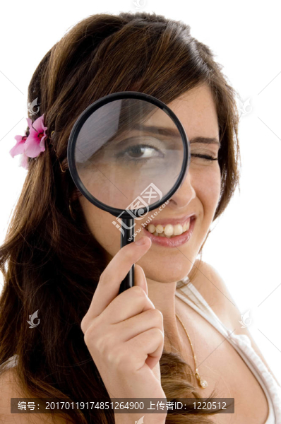 女性通過放大鏡看-匯圖網(wǎng) www.fosd68.com 女性通過放大鏡看