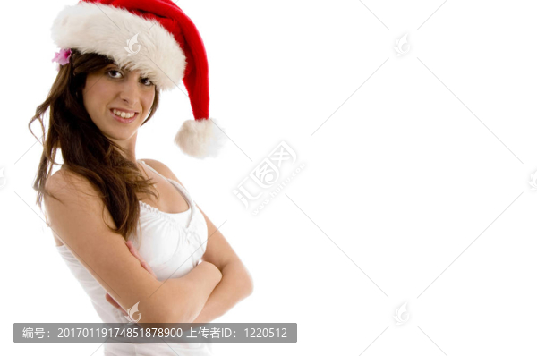 雙臂折疊戴圣誕帽的女性