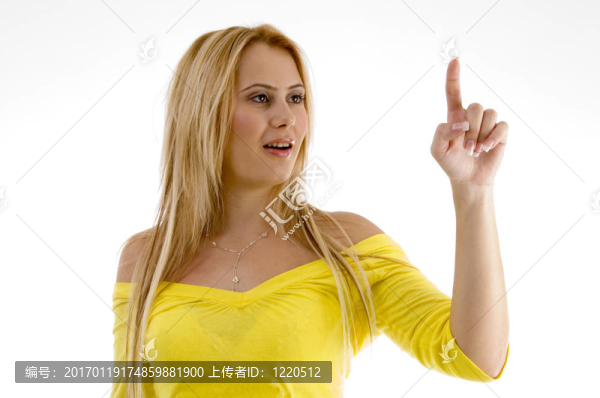 女性看著她的手指