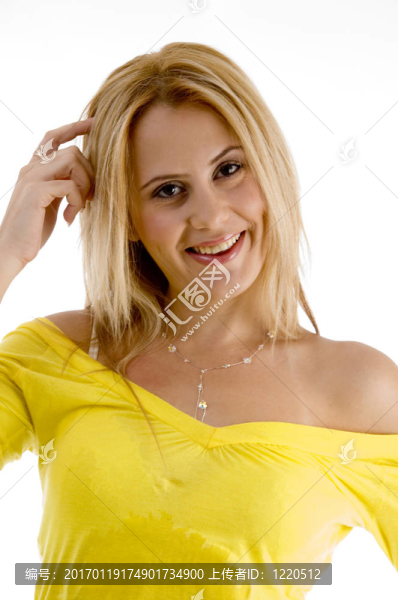 微笑的女性指著她的頭