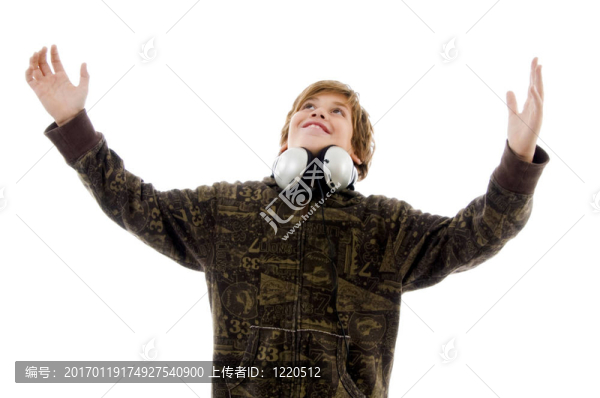 前視圖男孩與耳機和向上看