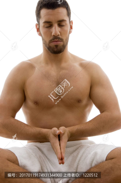 男子練習(xí)瑜伽的前視圖