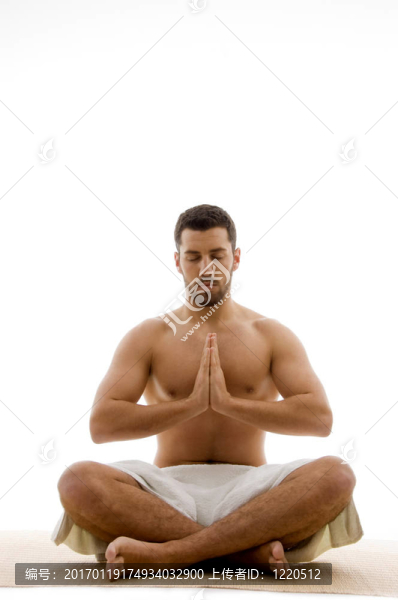 男子練習(xí)瑜伽的前視圖