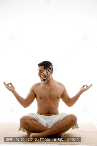瑜伽姿勢(shì)的人的前視圖