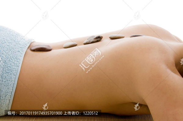 男子躺在溫泉治療的側(cè)面
