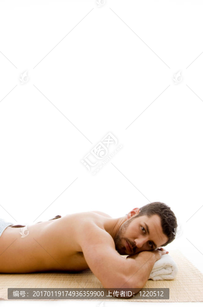 躺在墊子上躺在溫泉的人的側(cè)面-匯圖網(wǎng) www.fosd68.com 躺在墊子上躺在溫泉的人的側(cè)面