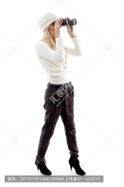用雙筒望遠鏡看女人的側(cè)姿