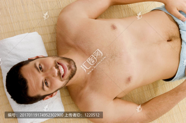 在溫泉中微笑的男性的高視角觀