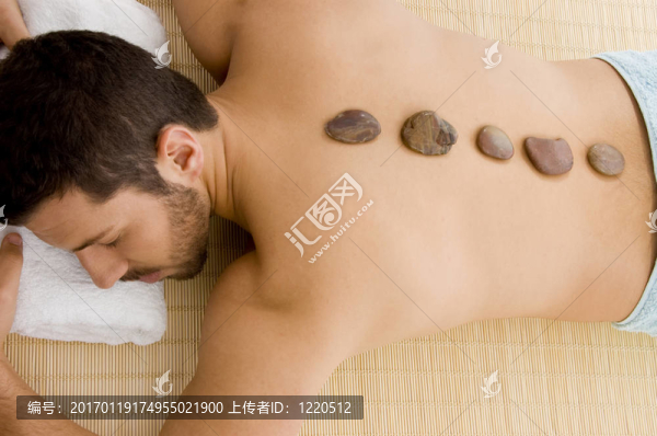 高角度的男性放松熱石治療
