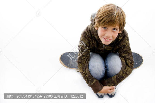 男孩坐在滑板高視角