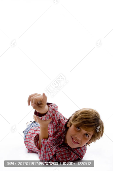 微笑兒童指向的前視圖