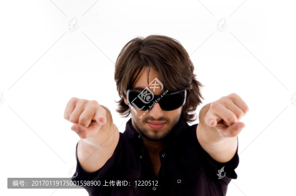 英俊男子指著雙手