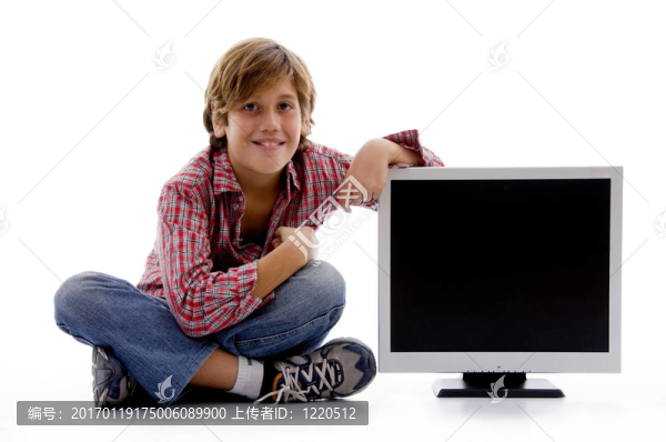 前視圖與液晶屏幕坐男孩