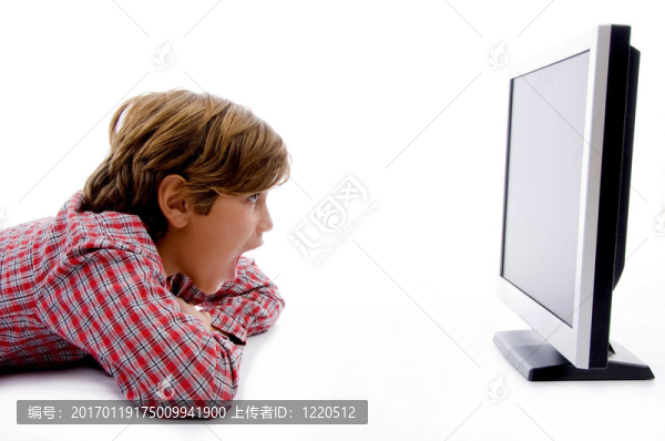 男孩看液晶屏的側擺姿勢