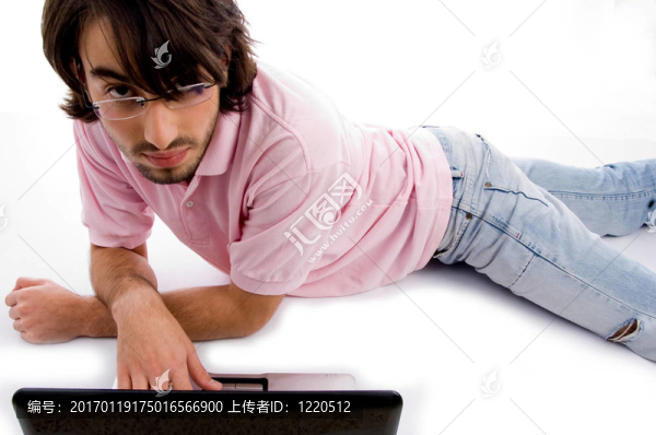 在筆記本電腦上工作的年輕人