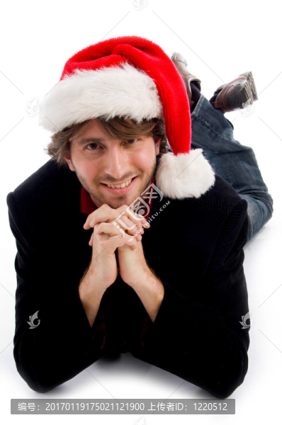 面帶微笑的男士戴著圣誕帽