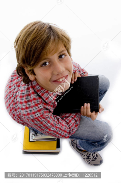 坐在一堆書上的男孩的側(cè)面