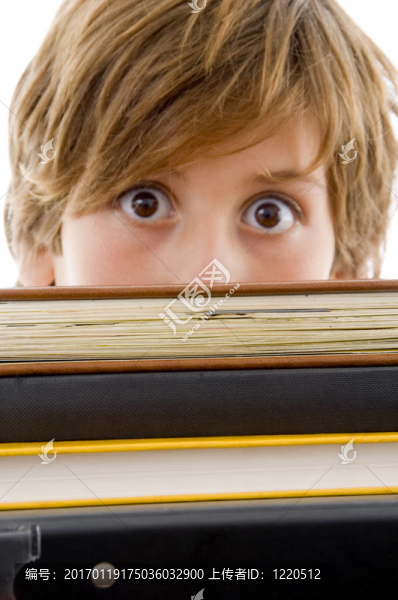 平視男孩的書看