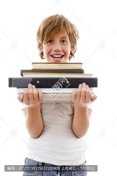 男孩捧書(shū)的前視圖
