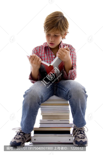 坐在書上的男孩的前視圖