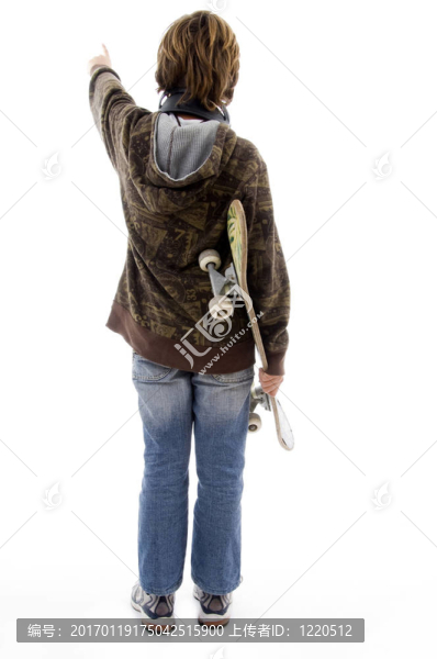 返回指向男孩抱著滑板的姿勢(shì)