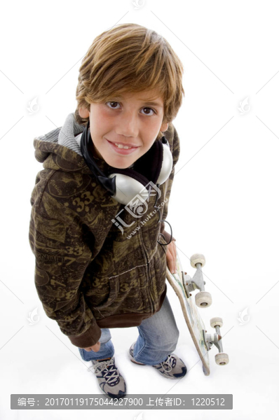 滑板和耳機微笑的孩子上視圖