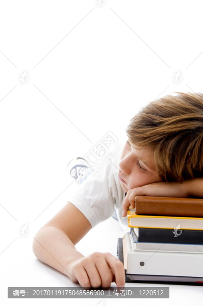 男孩在書上睡覺的半長視角