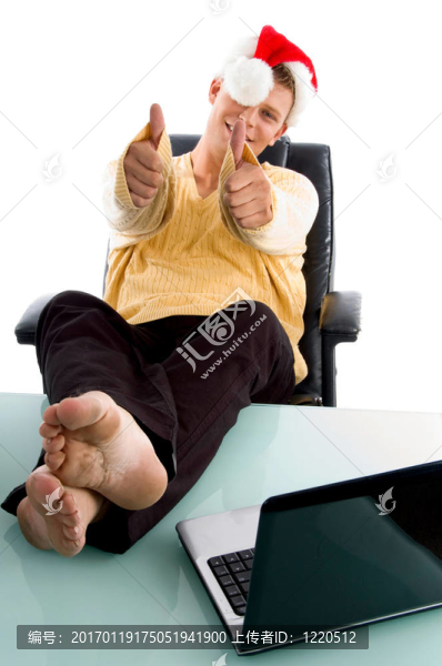 戴著男性的圣誕帽