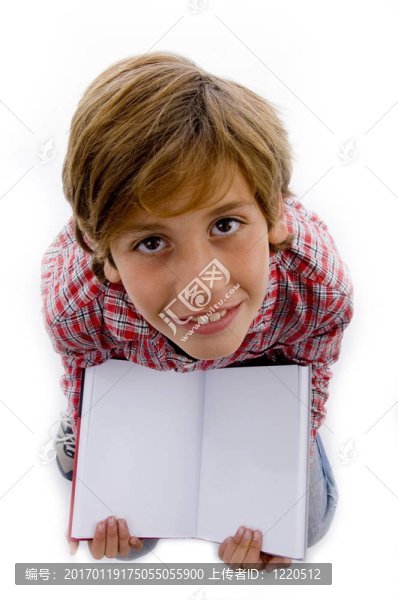 男孩顯示書的俯視圖