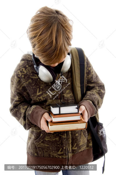 男孩與書(shū)籍和耳機(jī)的正面視圖