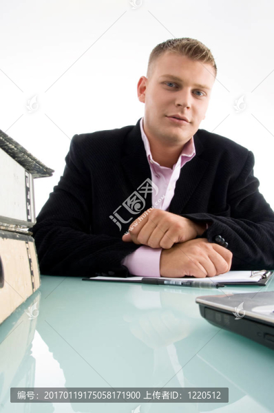 英俊的律師看著相機(jī)