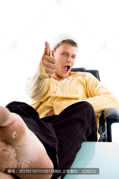 男人戴著圣誕帽眨眼，豎起了大拇指