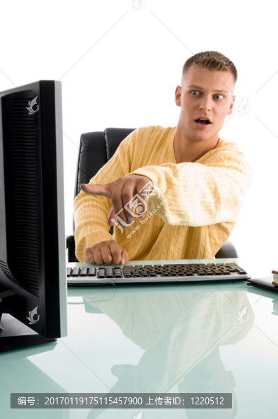 指著電腦屏幕的人