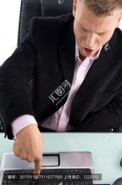 商人在筆記本上按鑰匙